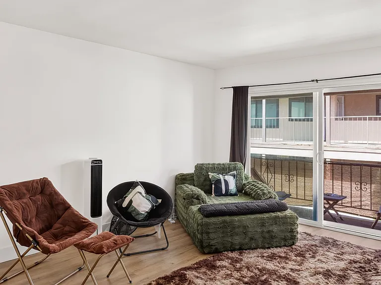 1250 E 3rd St #8 — Photo 2