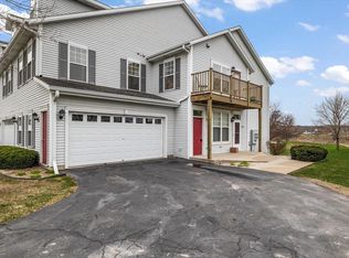 1210 Woodbury Cmns #D, Waukesha, WI 53189