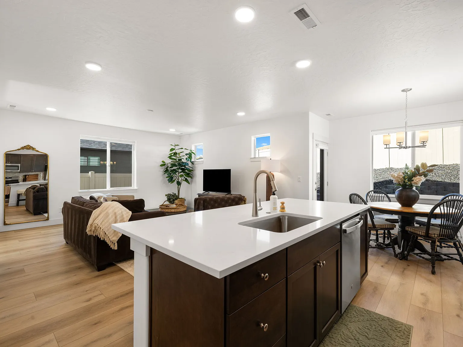 3 bed, 1743 sqft, $6,995 — Photo 4