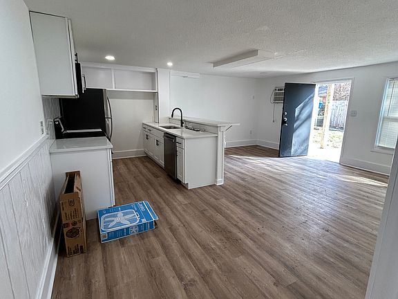 living room/dining/kitchen combo