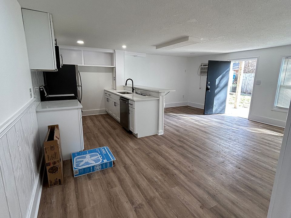 living room/dining/kitchen combo