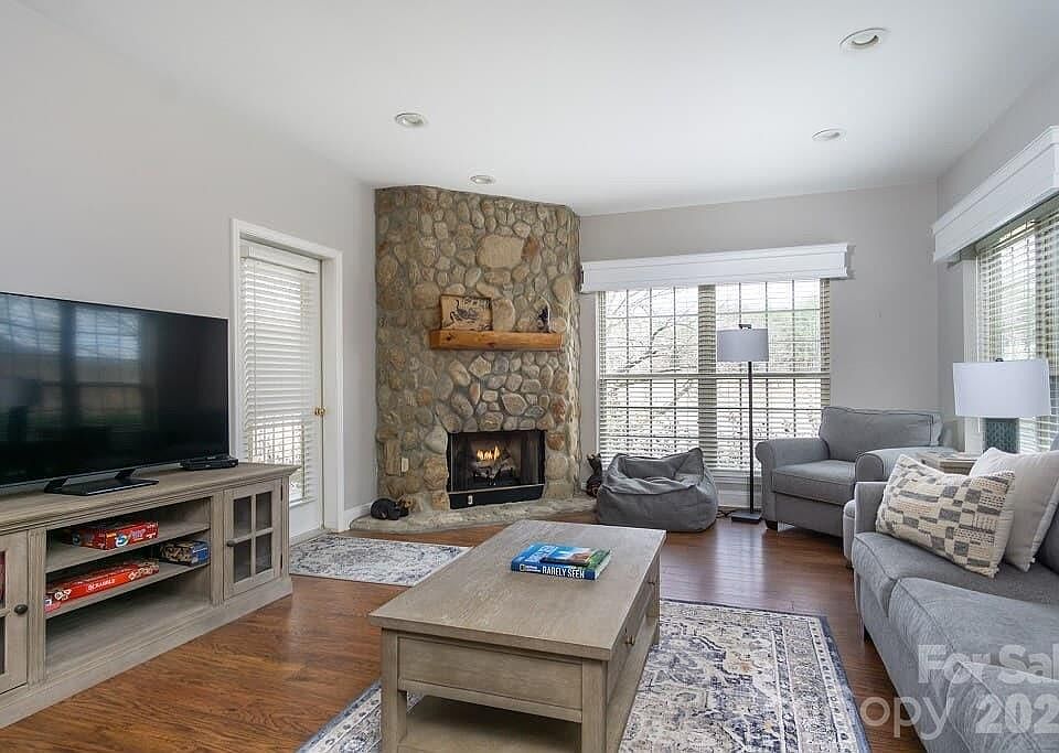 1st image of 162 Stonecrest Ct