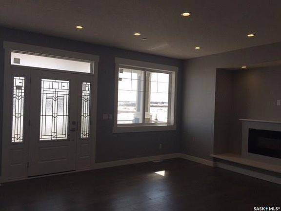 5th image of 637 Douglas Dr
