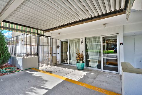 4th image of 799 N Dahlia St APT 402