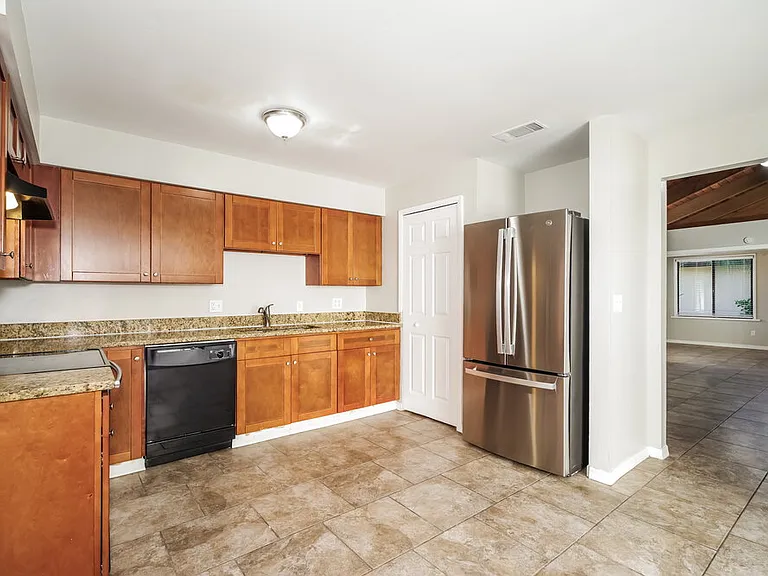 225 Bayhead Dr — Photo 5