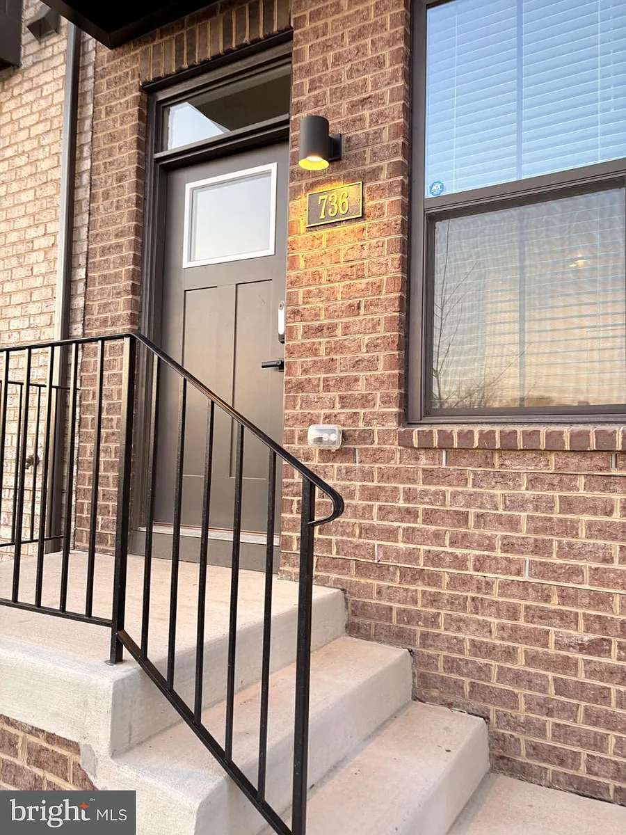 Building Photo - 736 Watts St