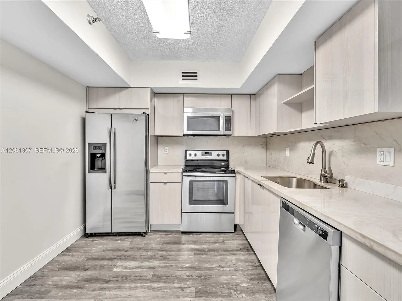 Mystic Pointe Condo No Tw — Photo 1