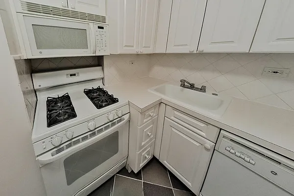 Rented by Stonehenge NYC LLC | media 5