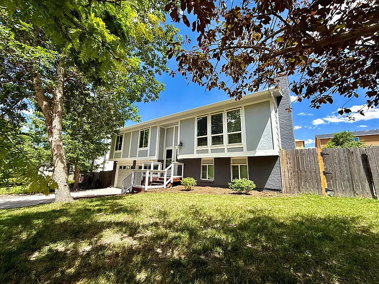 915 Valkenburg Dr — Photo 2