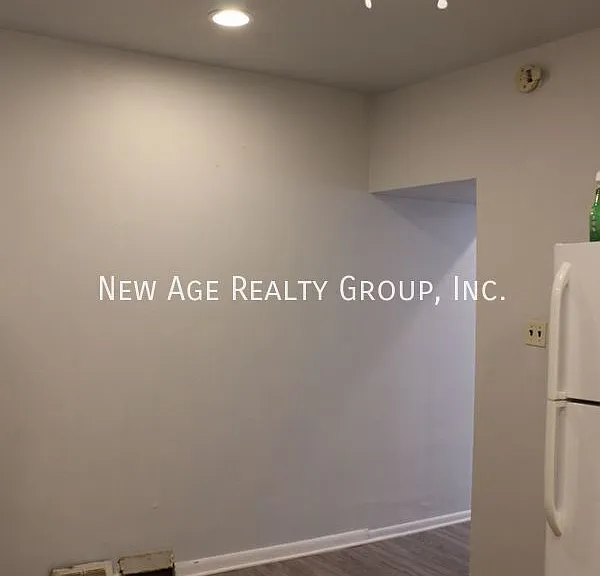 530 N Douglas St — Photo 6