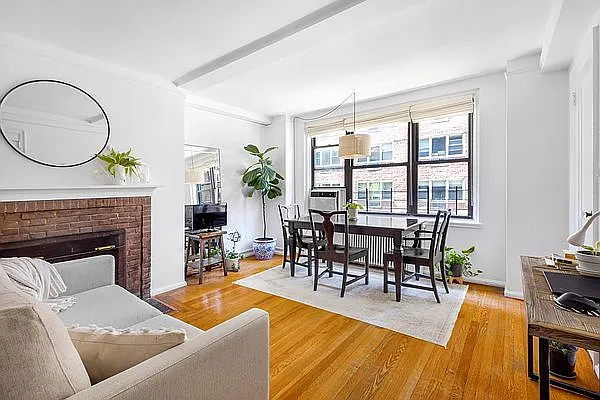 140 E 28th St APT 3A photo 1