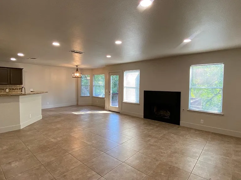 1129 Stephanie Lee Ln — Photo 3