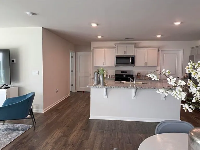 1883 Bridle Ln — Photo 4