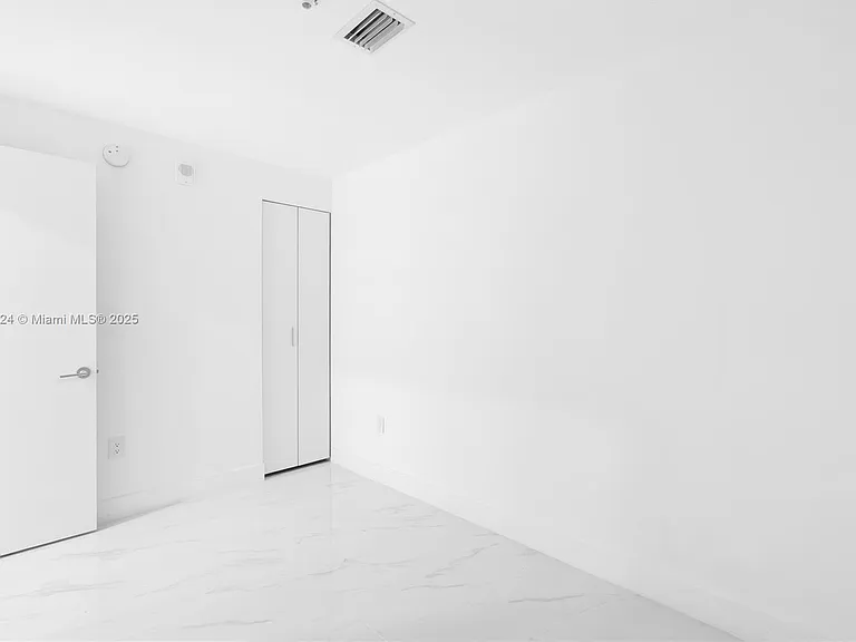 700 NE 24th St — Photo 13