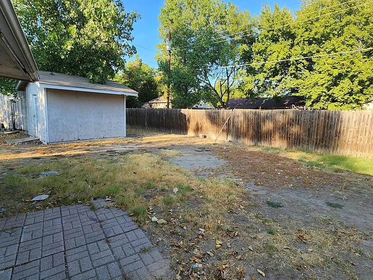 808 Howell Dr — Photo 28