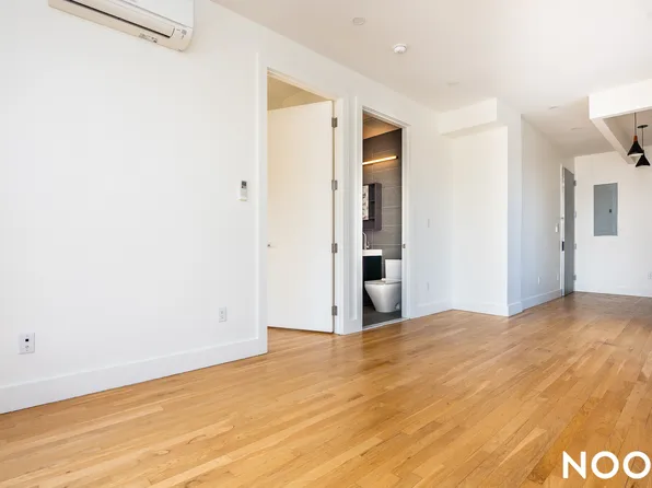 887 Lexington Avenue image 1 of 19