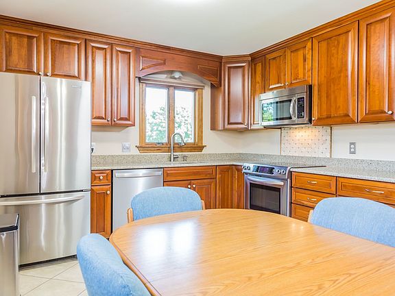 2nd image of 822 Oriole Dr