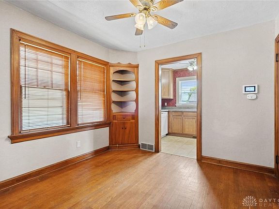5th image of 406 W Hillcrest Ave