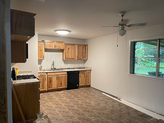 3rd image of 104 Francis St