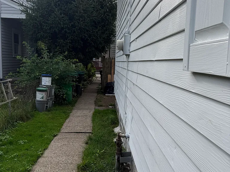 209 Rear 21 — Photo 24