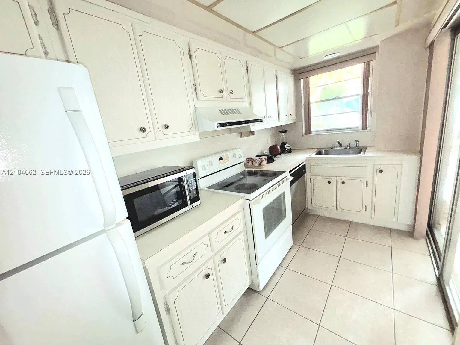 Eldorado Plaza West Condo — Photo 1