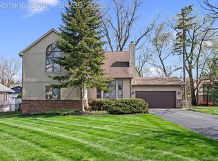 5461 Putnam Dr, West Bloomfield, MI 48323