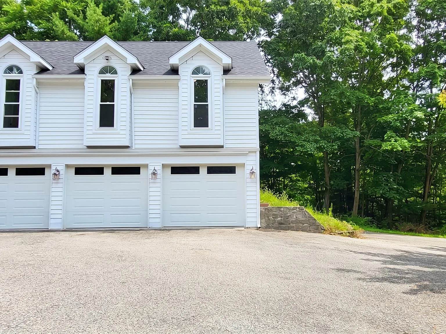 2 bed, 1.0 bath, 4464 sqft, $2,250 — Photo 2