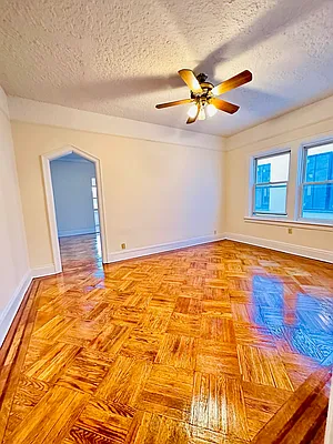 Rented by Zikos Realty Services | media 4
