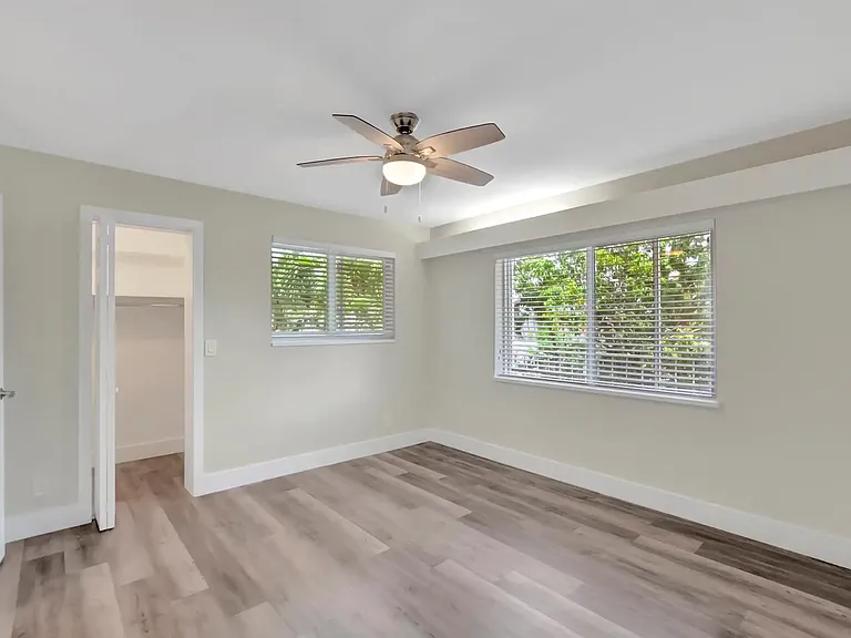 2180 NE 5th Cir — Photo 4
