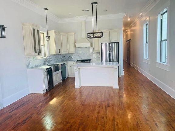 3rd image of 1547 N Galvez St