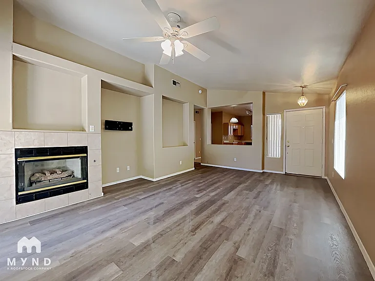 685 E Cantebria Dr — Photo 4