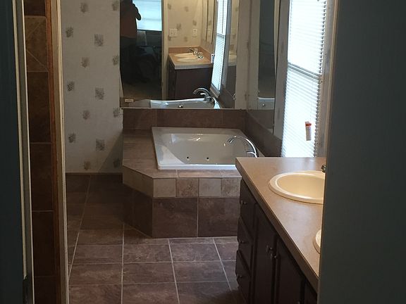 Tile master bath w/ jacuzzi 