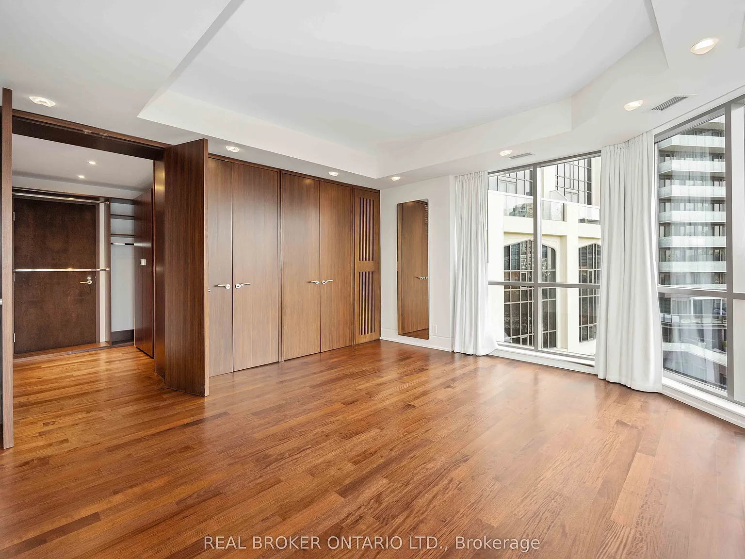 4 bed, $12,500 — Photo 1