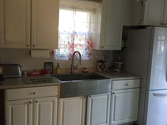 Stainless farm sink in kitch