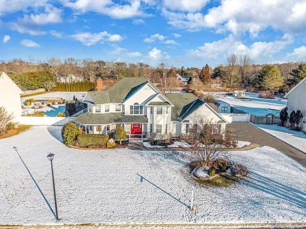 5 Old Neck Court, Manorville, NY 11949