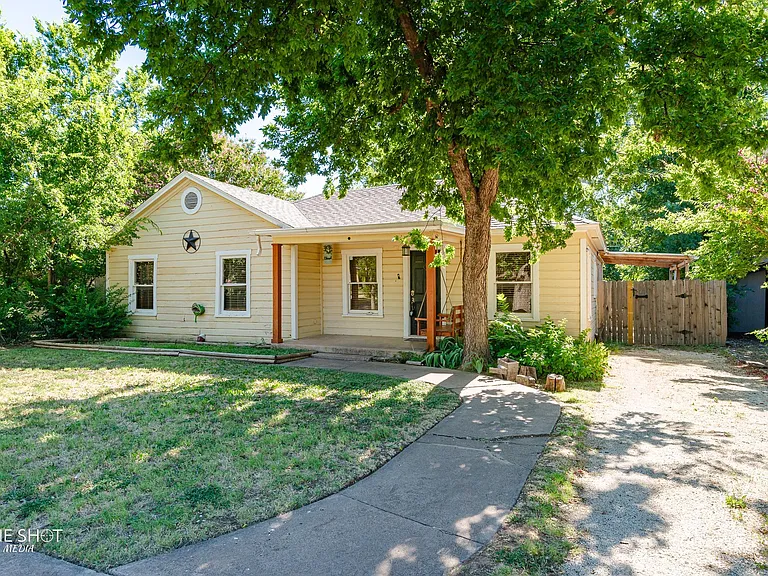 1333 Amarillo St — Photo 4