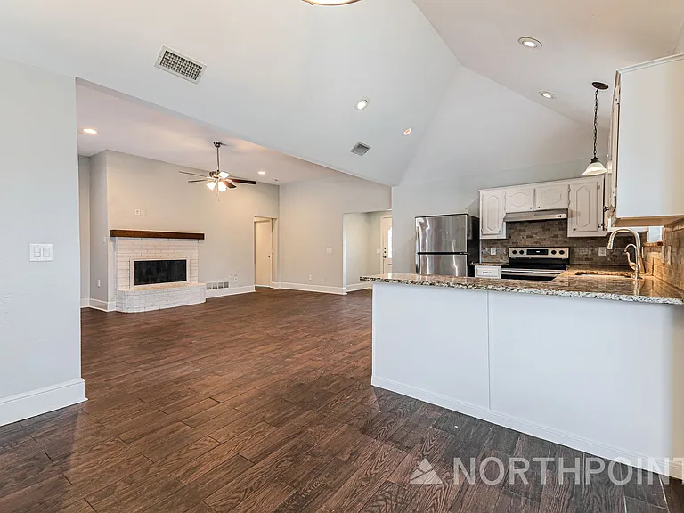 401 Kathy Ln — Photo 3