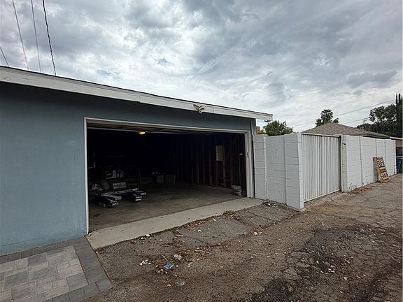 4th image of 6934 Woodlake Ave