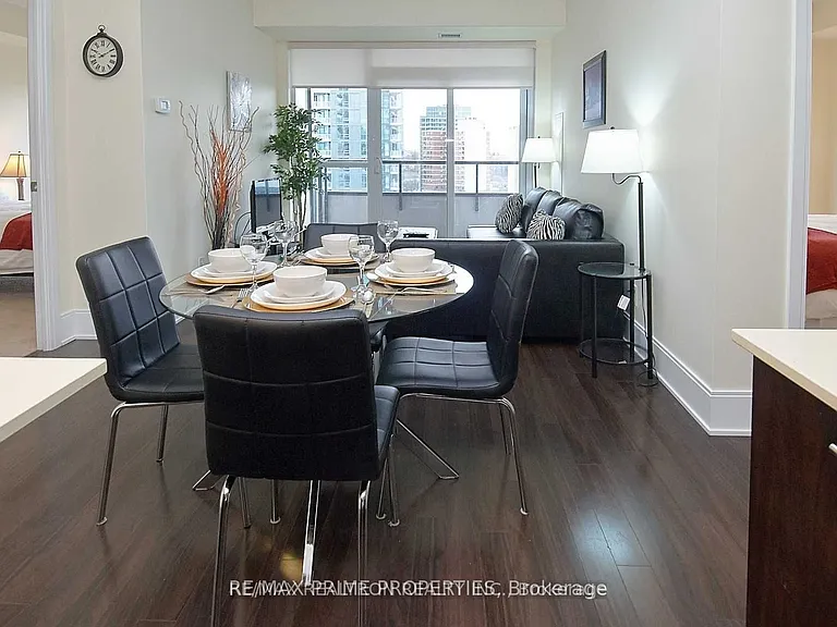 70 Roehampton Ave #1319 — Photo 9