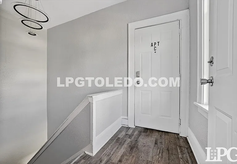 1734 Arlington Ave — Photo 5