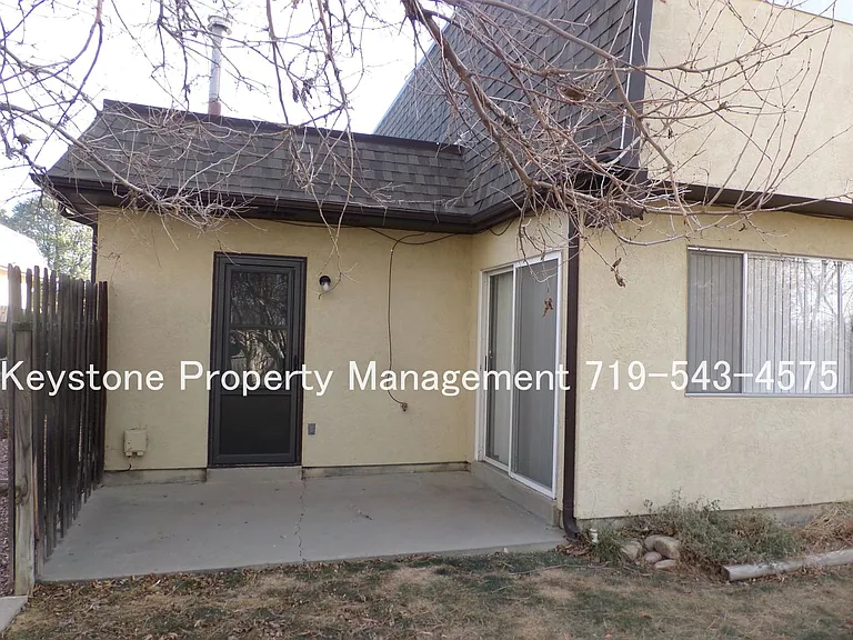 Updated 2 Bedroom Belmont Townhome with Attached Garage & Fenced Yard $1300/$1300 — Photo 3