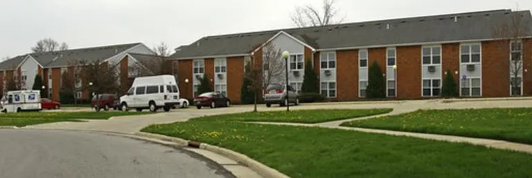 Huron Manor Apartments — Photo 1