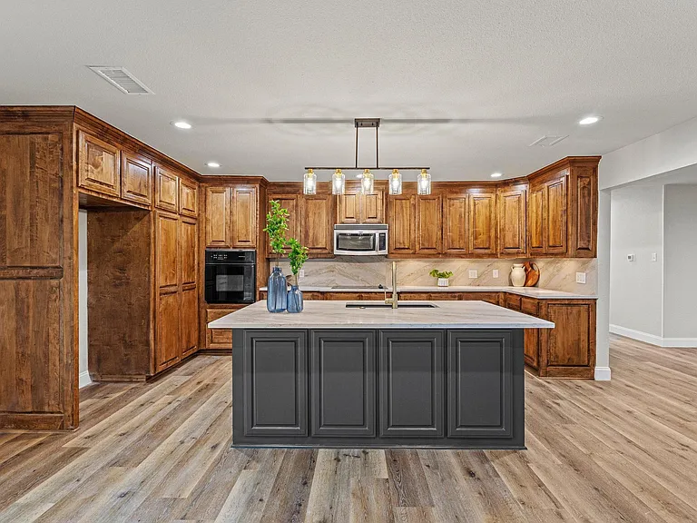 3327 Carriage Cir — Photo 18