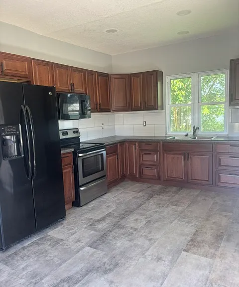 623 Melrose Ct — Photo 4