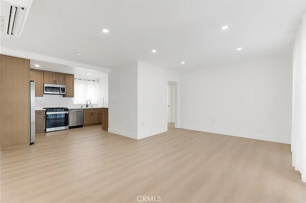 2 bed, 1000 sqft, $3,100 — Photo 2