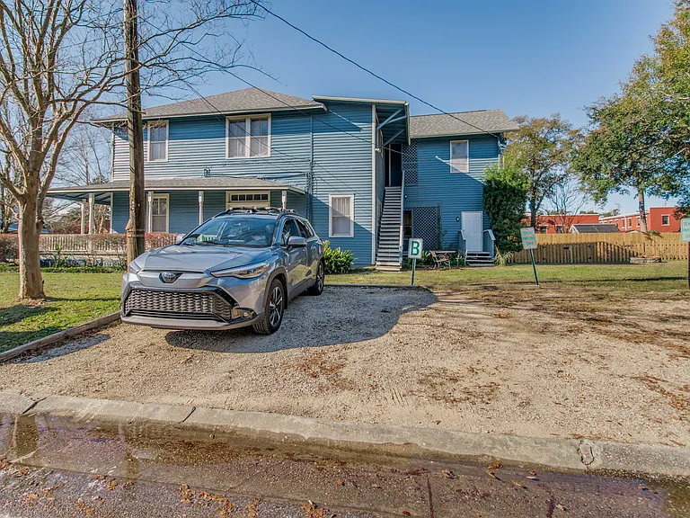 1224 E Strong St — Photo 32