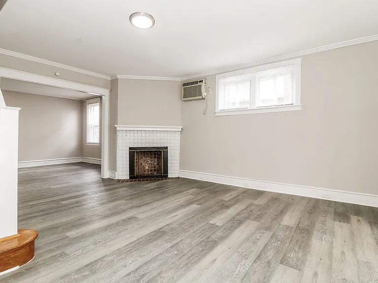 1378009_021_living_room_13454215.jpg