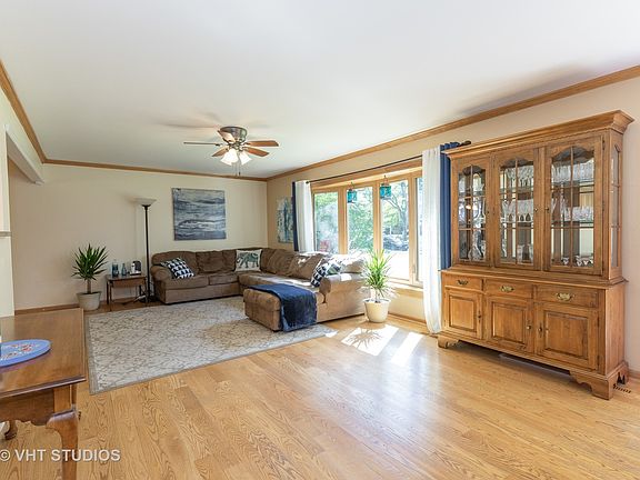 2nd image of 812 Bedford Ln