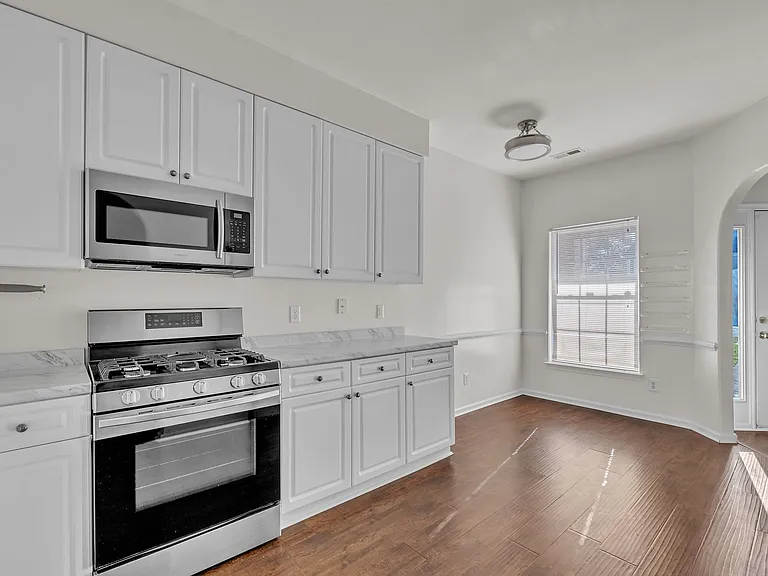 2322 Charing Cross Rd — Photo 9