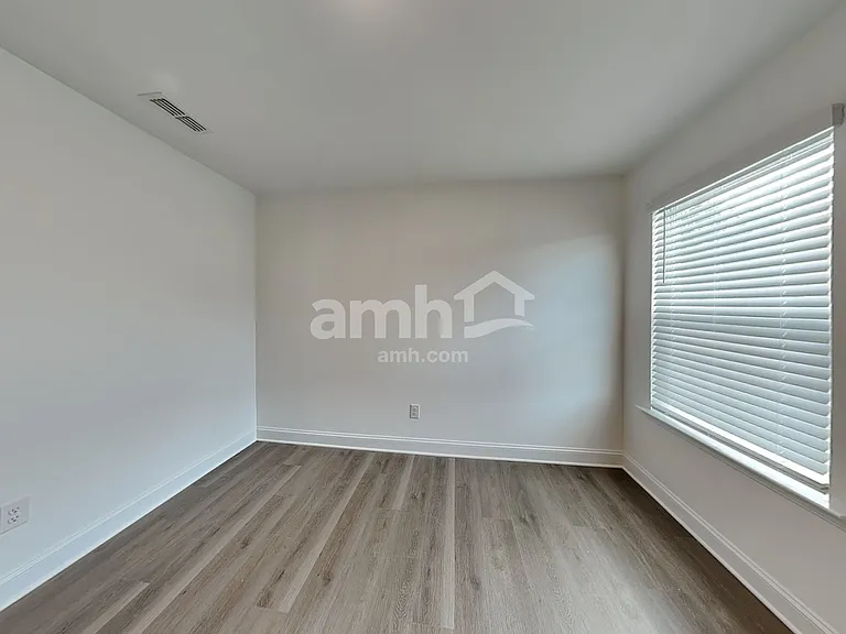 1135 Livengood Way — Photo 12
